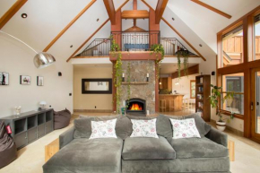 Look Out Lodge - On North Shore w Lake View, Hot Tub, Pool Table and Pet Friendly